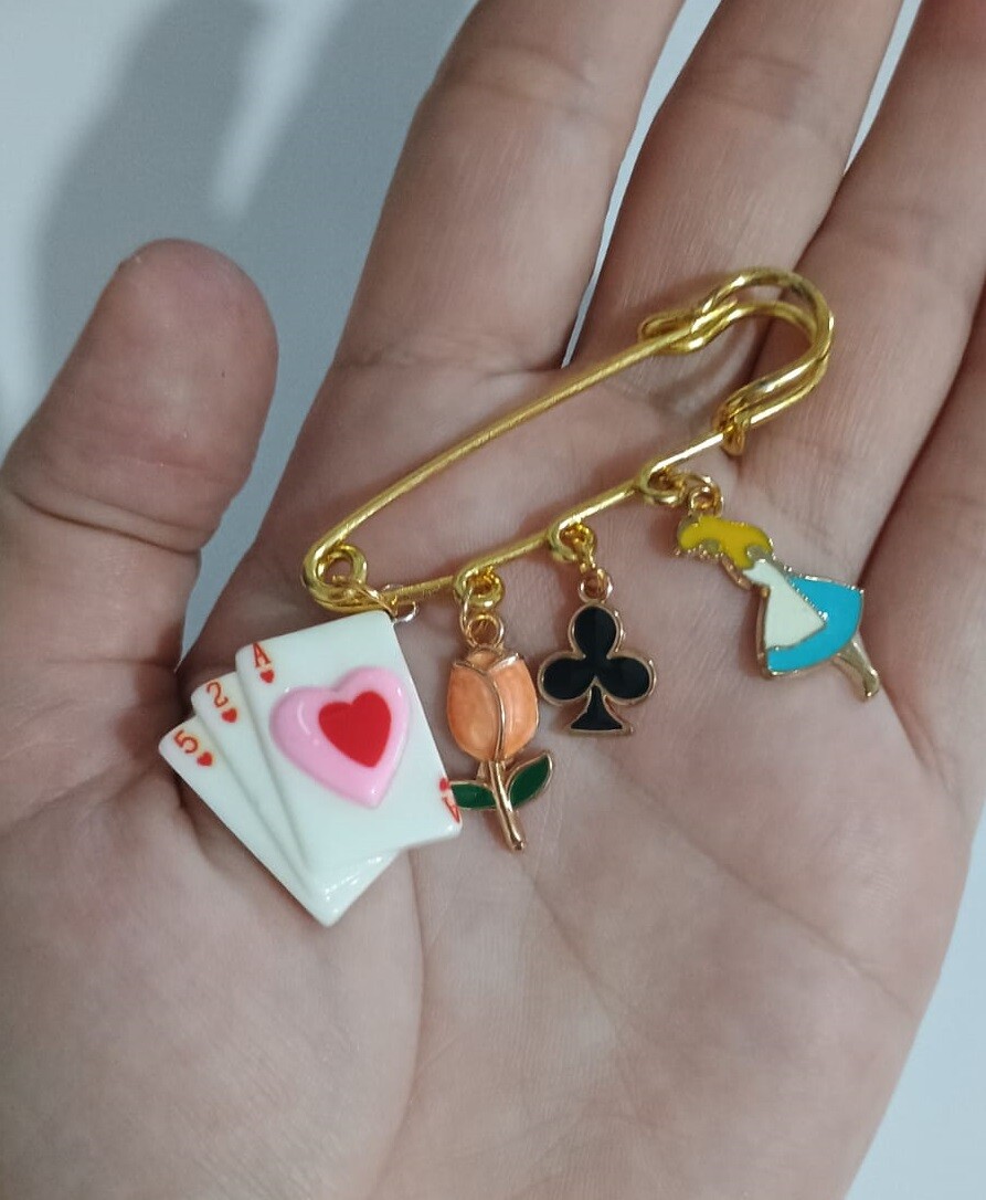 Broche Temático Alice No País Das Maravilhas, Modelo 04