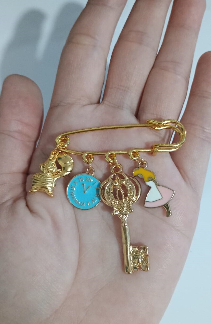 Broche Temático Alice No País Das Maravilhas, Modelo 05