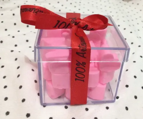 1 caixa de sabonetes mini corações