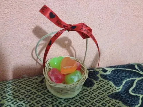 30 cestas com sabonetes coração