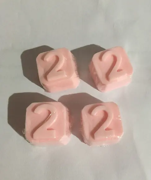 40 Sabonetes mini letra ou número + 48 mini flor