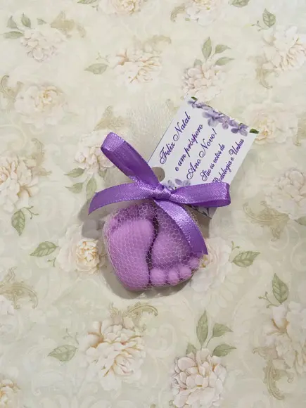 50 Pares de Sabonetes Pés no Tule com Tag Lembrancinha ~