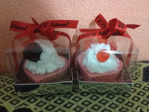 Cupcake Coração Merengue de Morango (não acompanha a caixa)