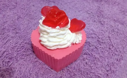Cupcake Coração Merengue de Morango (não acompanha a caixa)