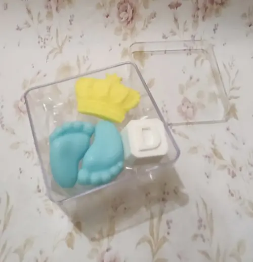 Lembrancinha Caixa com 4 Sabonetes (par de Pés, Coroa Letra