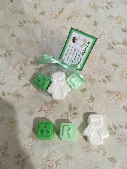 Sabonete anjo e 2 letras no tule com tag