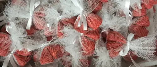 Sabonete artesanal Morango no Tule