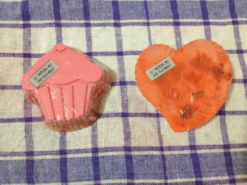 Sabonete com pétalas de flores