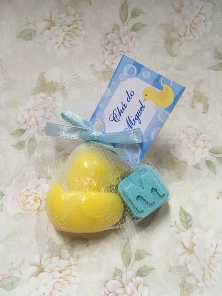 Sabonete Patinho Pato e Letra no Tule Tag Chá de Bebê /