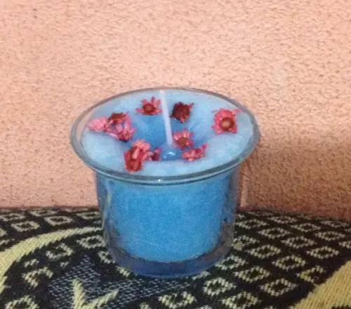 Vela perfumada no castiçal