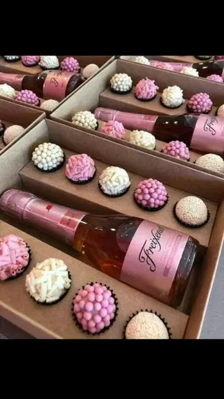 Caixa Porta Mini Garrafa e Docinhos