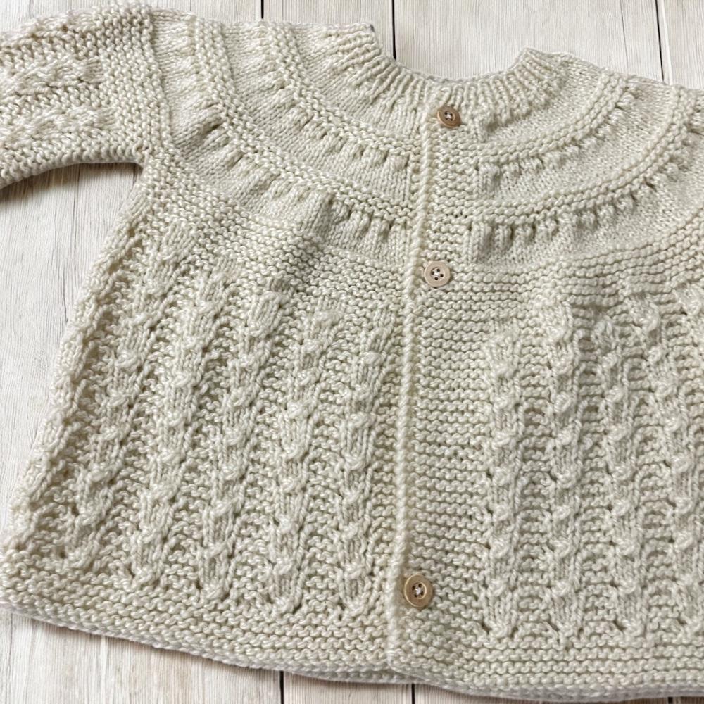 Casaquinho de lã para bebê na cor Bege