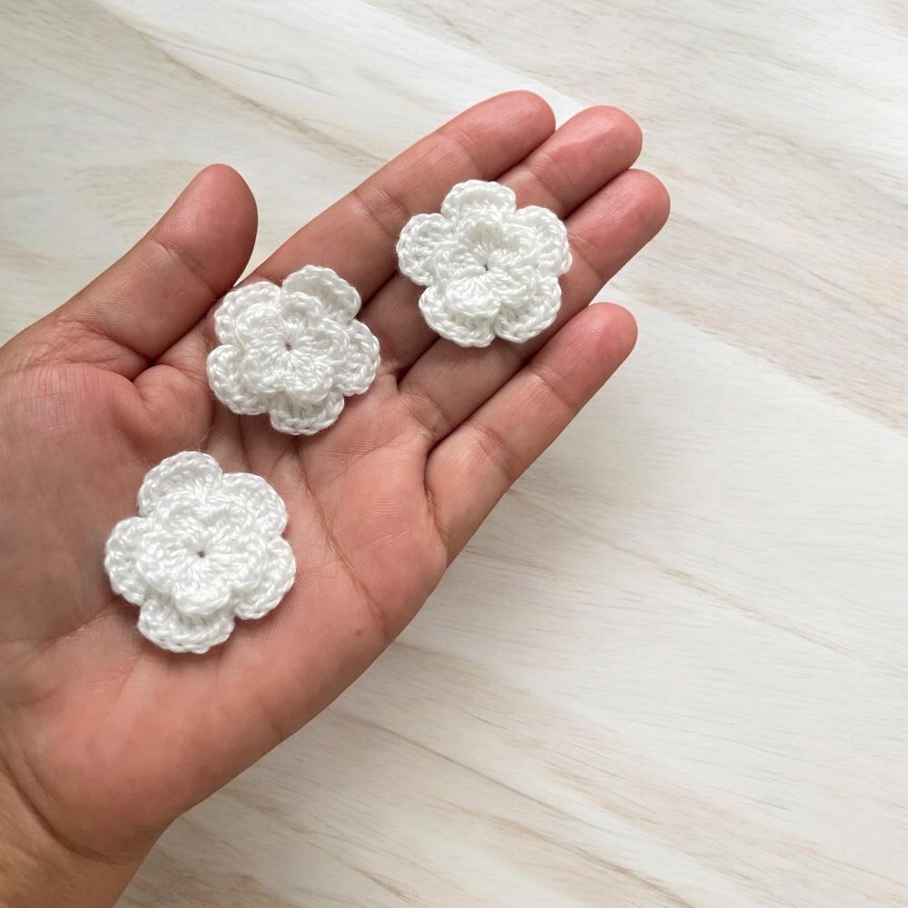 20 Mini Flores de Crochê na cor Branco