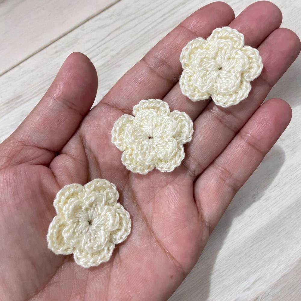 20 Mini Flores de Crochê na cor Creme