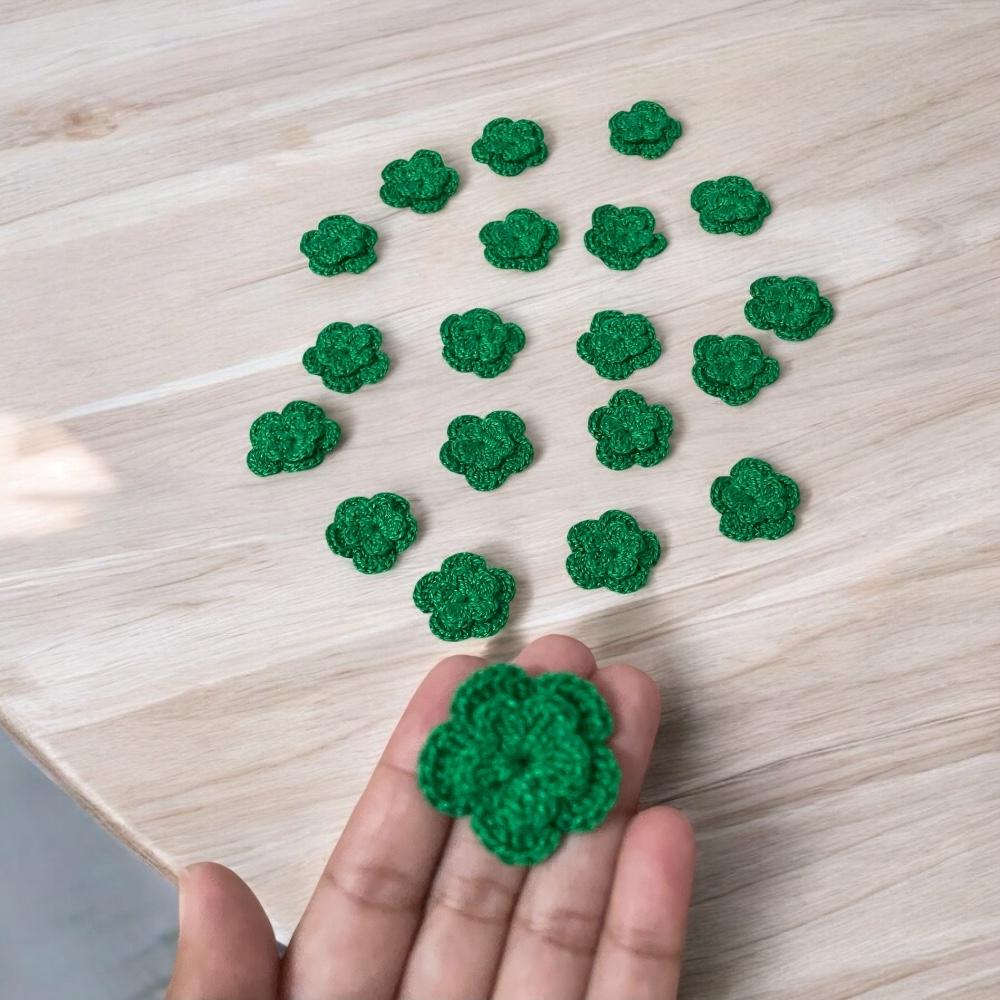 20 Mini Flores de Crochê na cor Verde Bandeira