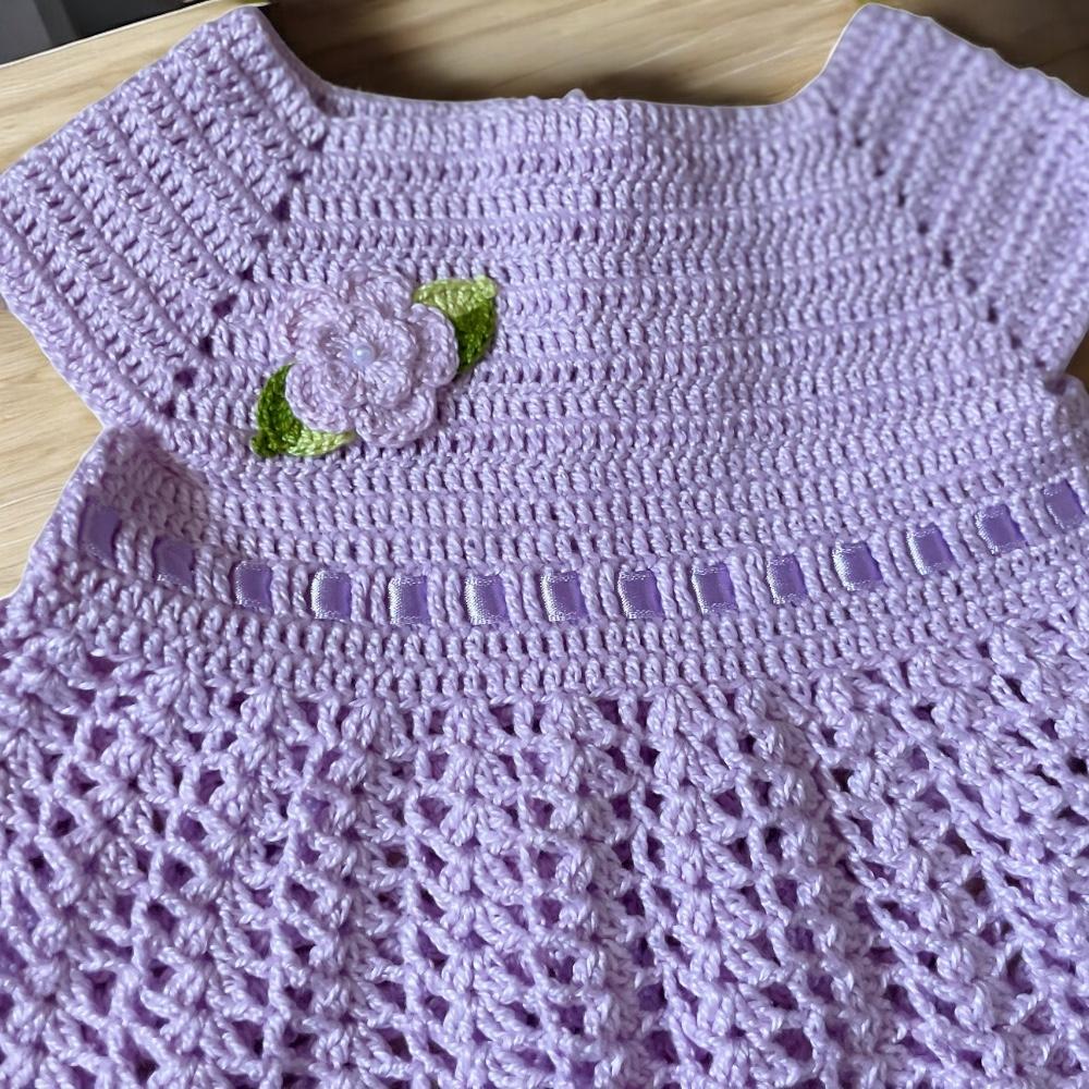 Vestido e Sapatinho de Crochê para Bebê Lilás