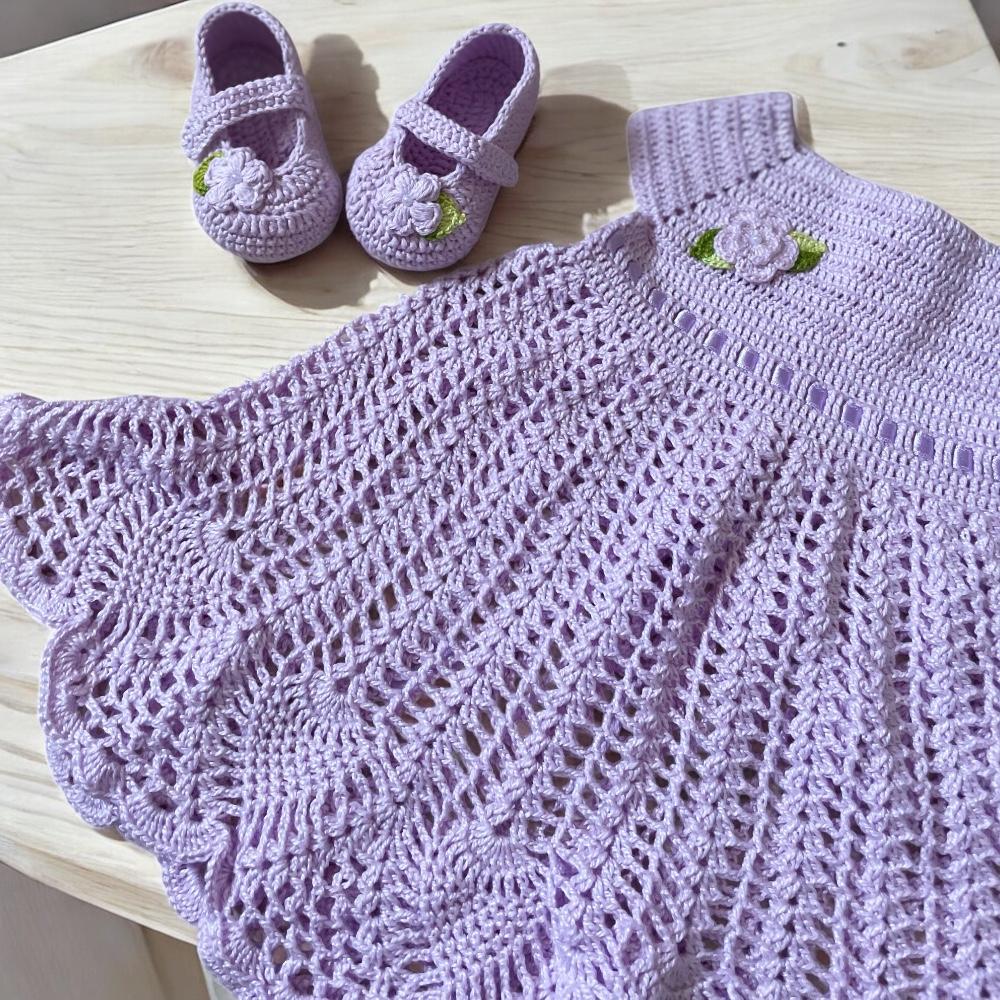 Vestido e Sapatinho de Crochê para Bebê Lilás