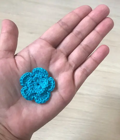 Aplique Mini Flor em Crochê Azul Turquesa com 20 Unidades