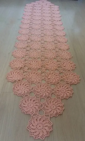 Caminho de Mesa de Croche com 1, 80 cm