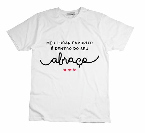 Camiseta Meu Lugar Preferido É Dentro do Seu Abraço