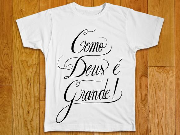 Camiseta Religiosa Como Deus é Grande
