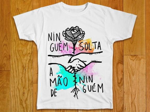 Camiseta Feminina Niguem Solta A Mão