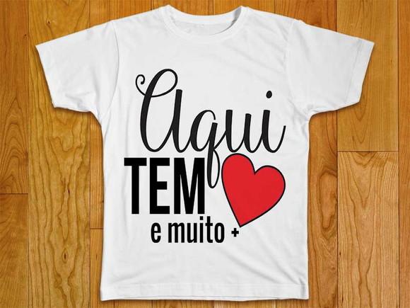 Camiseta Aqui Tem Amor e Muito Mais
