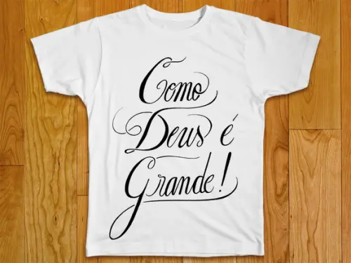 Camiseta Religiosa Como Deus é Grande