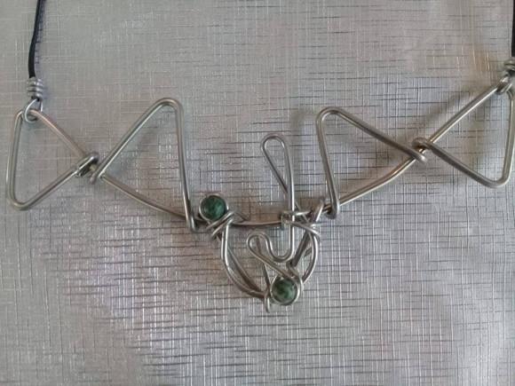Colar feito com alumínio hipoalergênico e Jade Natural