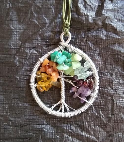 Colar com Tema de Árvore da Vida nas Cores do Arco-íris