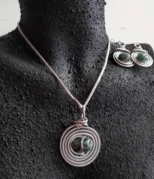 Conjunto de alumínio martelado e quartzo verde