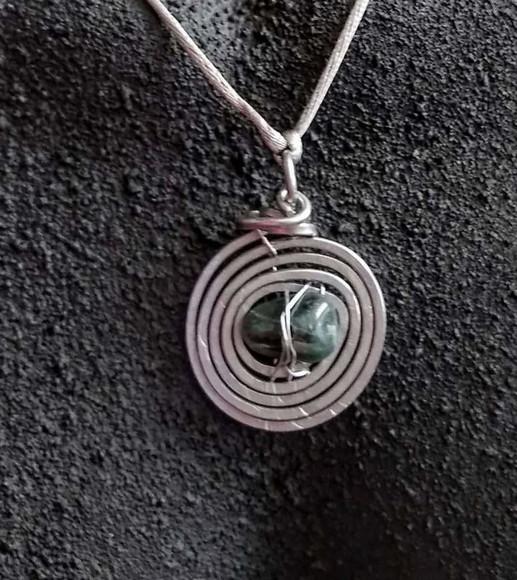 Conjunto de alumínio martelado e quartzo verde