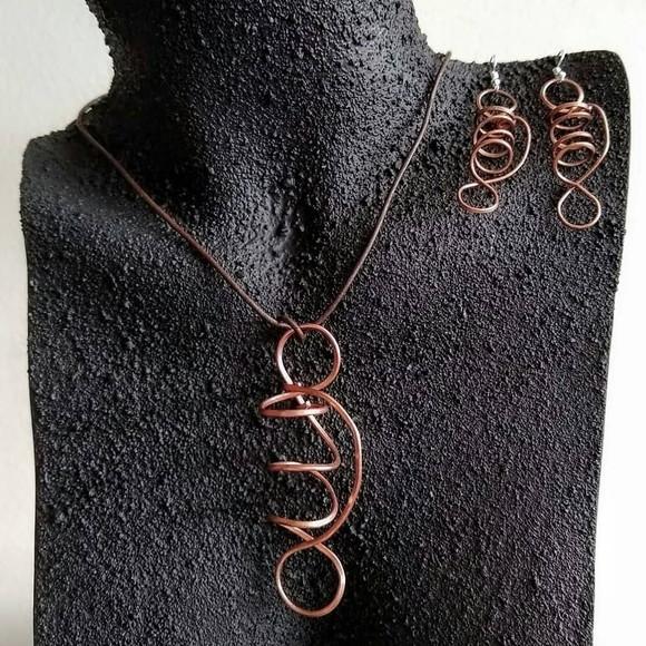 Conjunto com design arrojado em cobre martelado