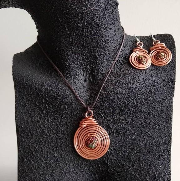Conjunto de cobre martelado e pedra zoisita