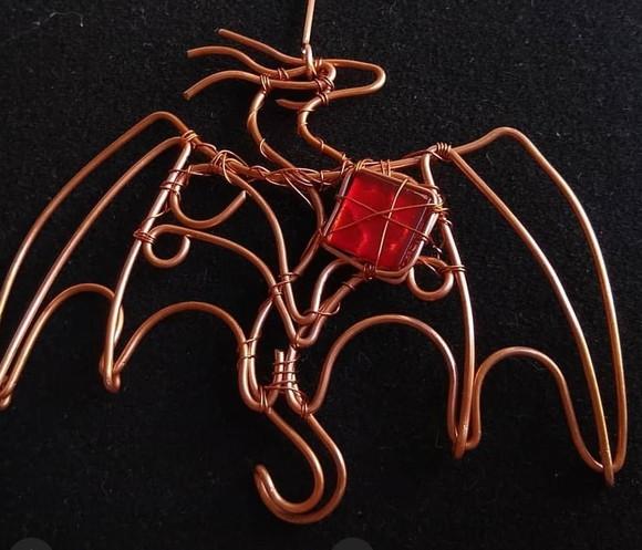 Dragão com Coração Vermelho e Fios de Cobre