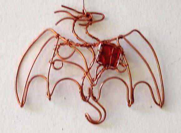 Dragão com Coração Vermelho e Fios de Cobre