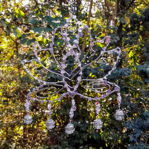 Flor de Lótus em alumínio e pedras naturais
