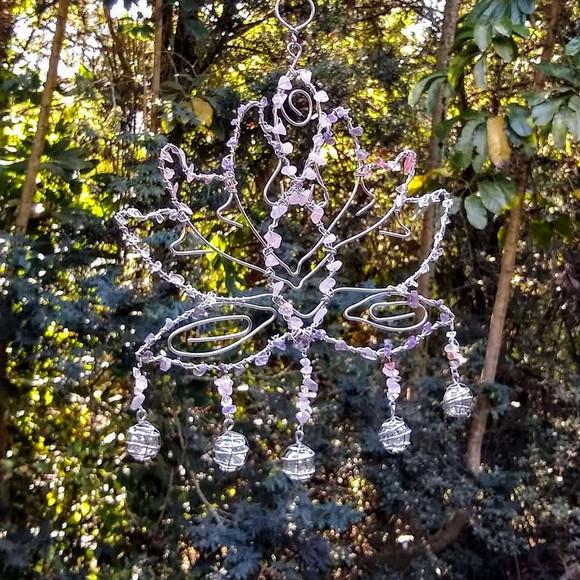 Flor de Lótus em alumínio e pedras naturais