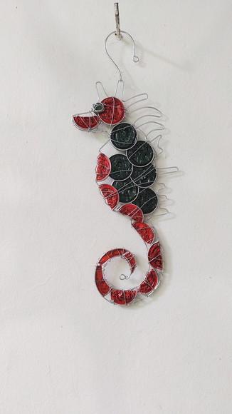 Móbile Cavalo Marinho Upcycling feito com cápsulas de alumínio