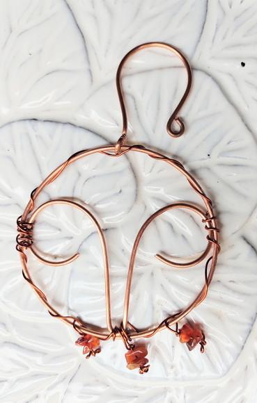 Símbolo do Signo Áries em cobre e pedras naturais