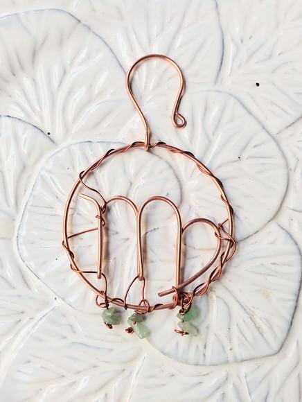 Símbolo do Signo de Virgem em cobre e pedras naturais