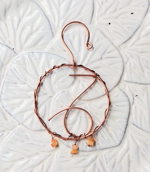 Símbolo do Signo de Capricórnio em cobre e pedras naturais