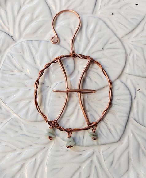 Símbolo do Signo de Peixes em Cobre e Pedras Naturais