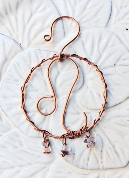 Símbolo do Signo de Leão em cobre e pedras naturais