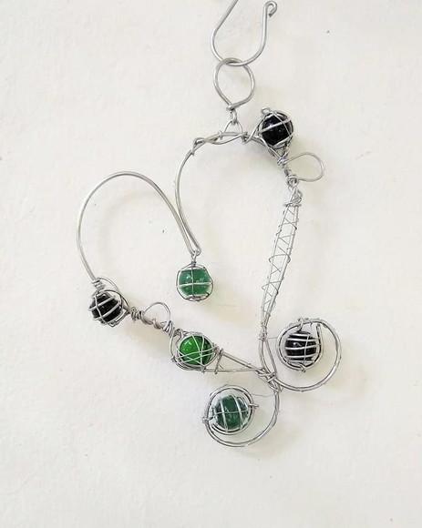 Suncatcher Coração Gauche Enrolado em tons de verde e âmbar