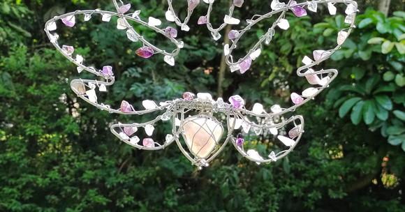 Suncatcher Flor de Lótus em alumínio e pedras naturais