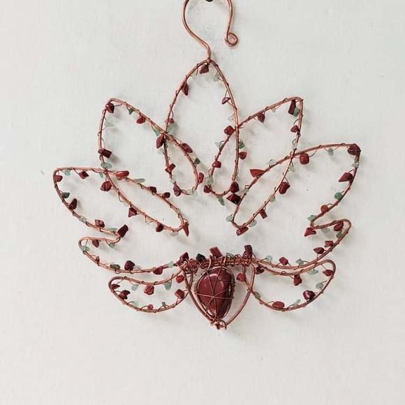 Suncatcher Flor de Lótus em Cobre e Pedras Naturais
