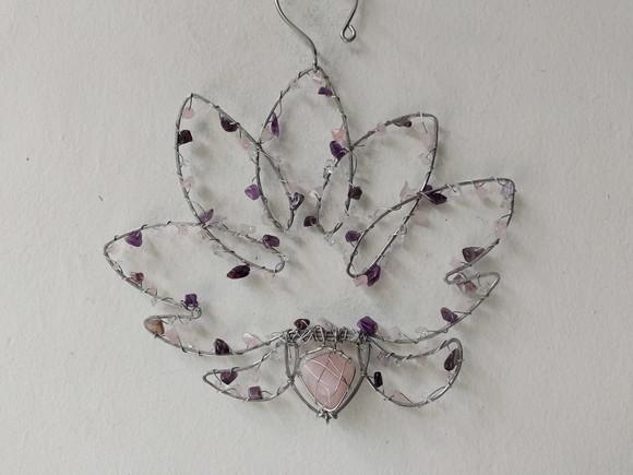 Suncatcher Flor de Lótus em alumínio e pedras naturais