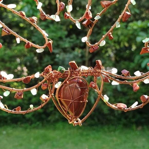Suncatcher Flor de Lótus em Cobre e Pedras Naturais