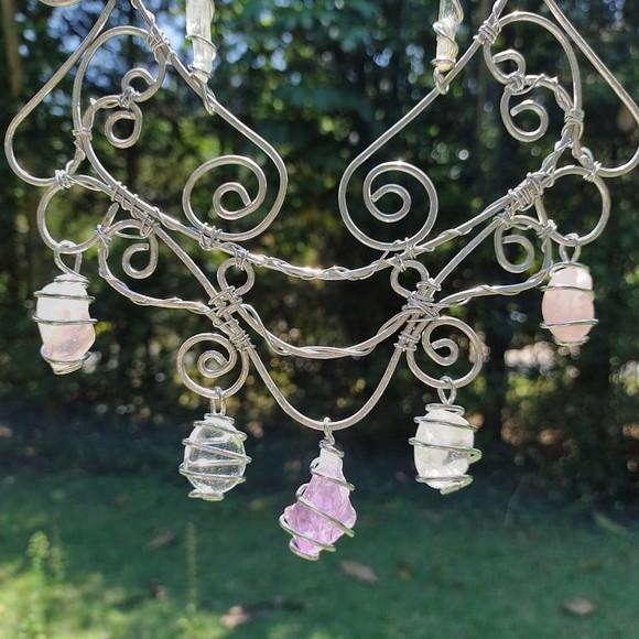 Suncatcher Good Vibes com ametista e quartzos rosa